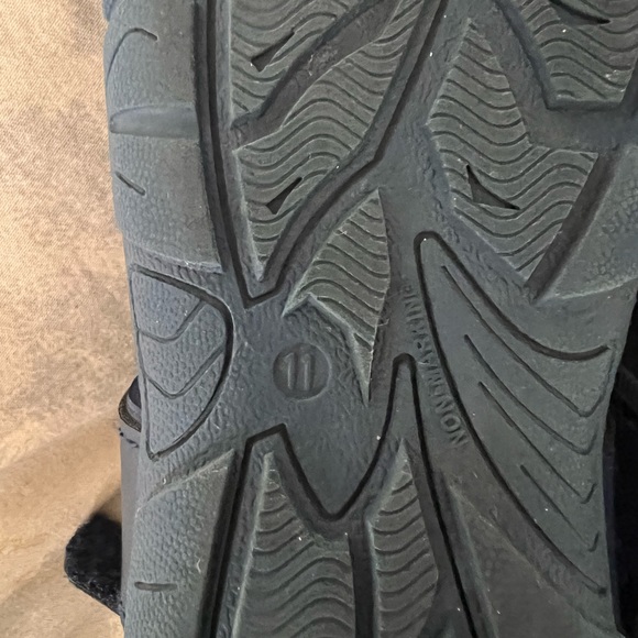 size 11 kids sandals unisex, comfy, pull & Velcro perfect fit for feet. - Picture 3 of 4